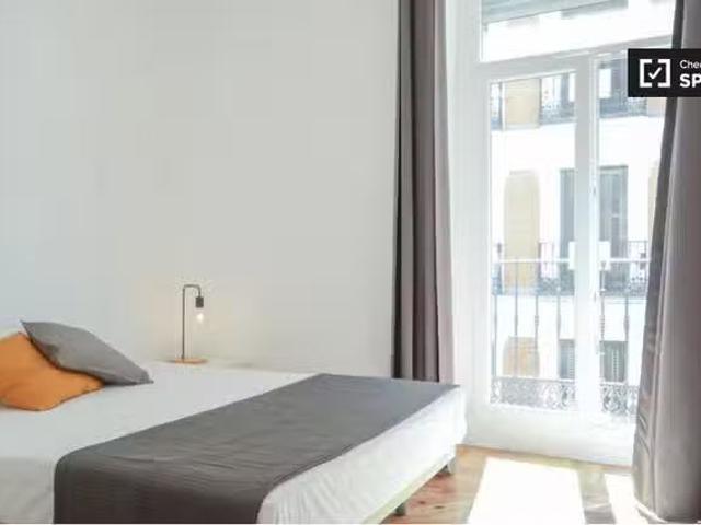 Bonito Habitación amueblada en apartamento de 7 dormitorios en.