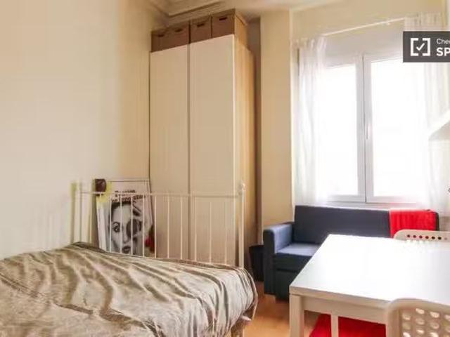 ¡Renta! Habitación amueblada en piso compartido en Eixample, V.