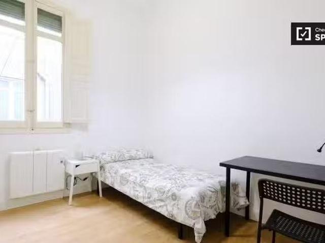 Único Habitación acogedora en piso compartido en Puerta del So.