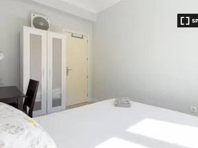 ¡Renta! Habitación decorada en piso compartido en Prosperidad.