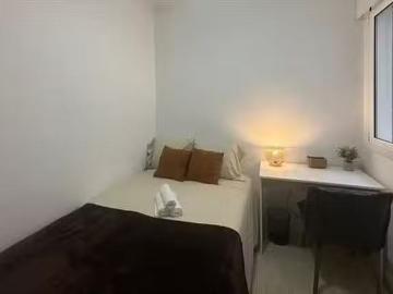 ¡Renta! Habitación en 668 Calle de la Isla de Córcega