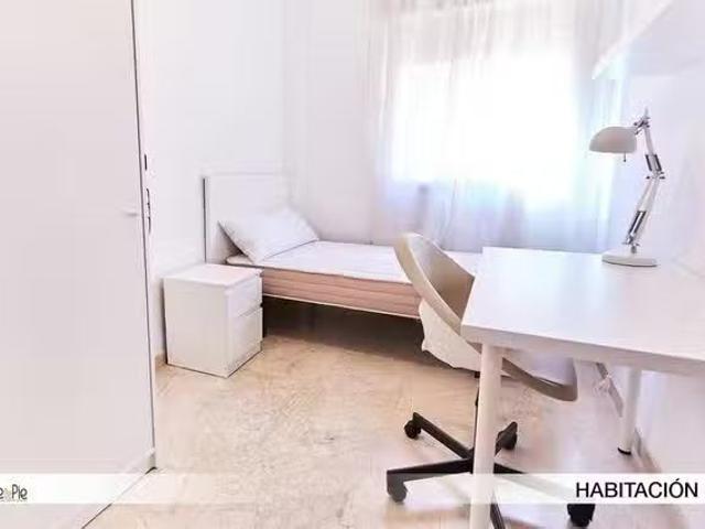 ¡En alquiler! Habitación en Calle Campoamor, Triana Este