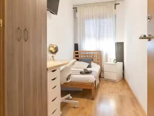 Bonito Habitación en Calle de Calatrava, Palacio