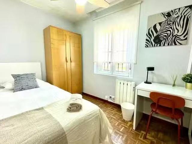 Bonito Habitación en Calle de Carlos Martín Álvarez, Puente de.