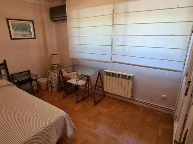 Bonito Habitación en Calle de Arabell, Aravaca
