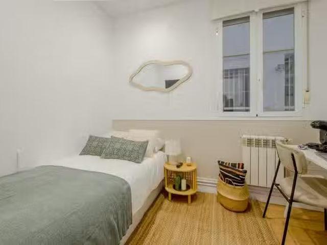 ¡Oferta! Habitación en Calle de Bretón de los Herreros, Ríos R.