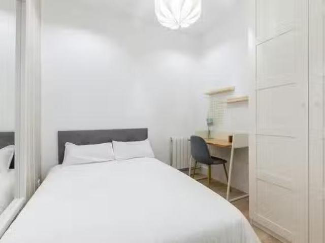 ¡En alquiler! Habitación en Calle de los Caños del Peral, Pala.
