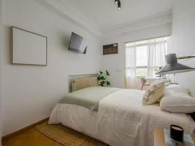 Bonito Habitación en Calle de San Ernesto, Ciudad Jardín