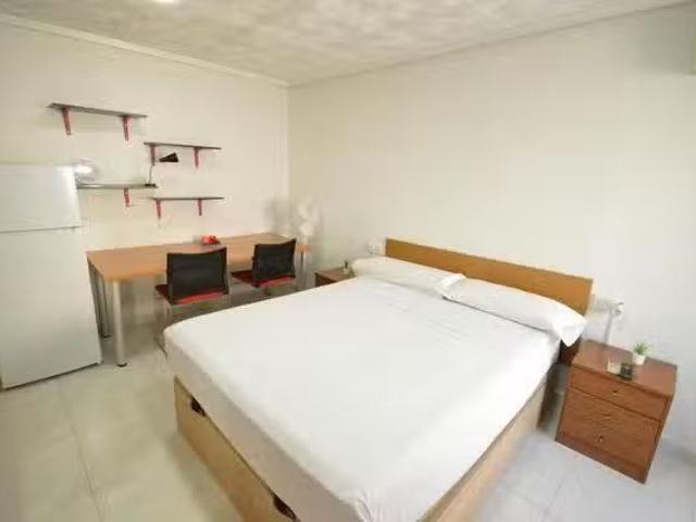 Bonito Habitación en Calle Lorenzo Palmireno, Albors