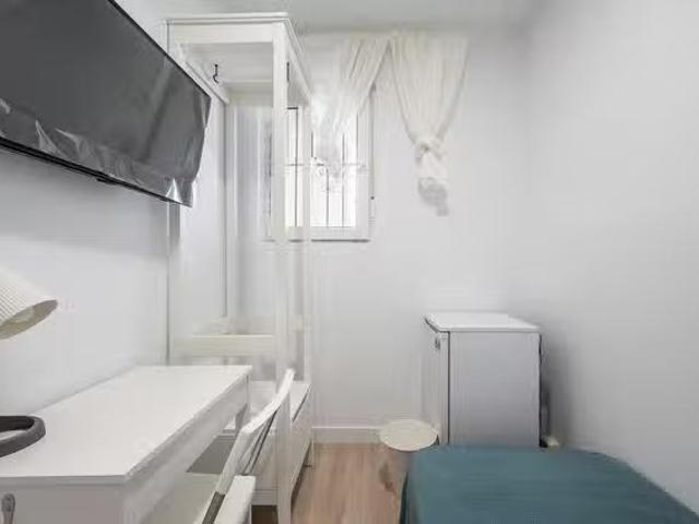 Bonito Habitación en Calle Santa Áurea, Latina