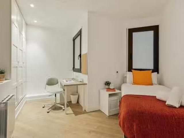 ¡Recién llegado! Habitación en Carrer de Balmes, l'Antiga Esqu.