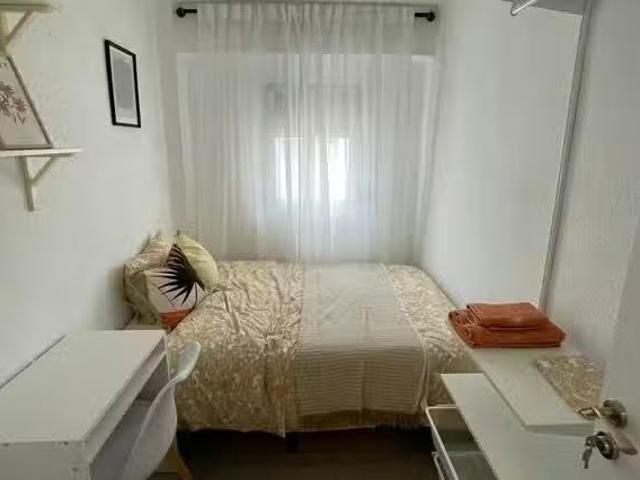 Encantador Habitación en Carrer de Francisco Moreno Usedo, L'O.