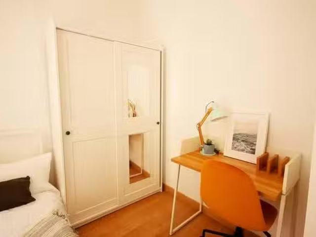¡Recién llegado! Habitación en Carrer de Santa Madrona