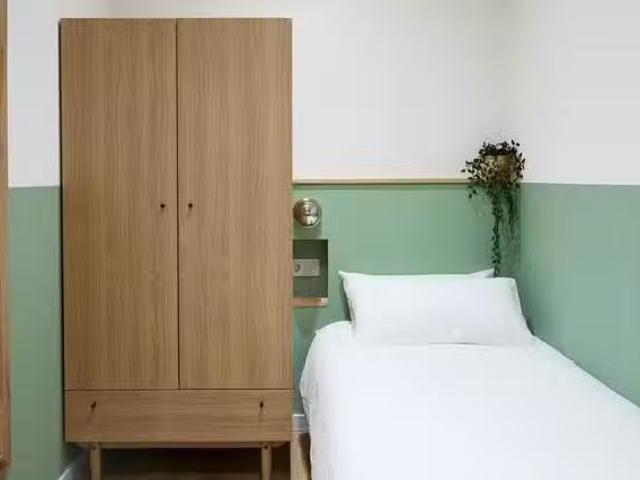 Bonito Habitación en Carrer del Comte Borrell, La Nova Esquerr.