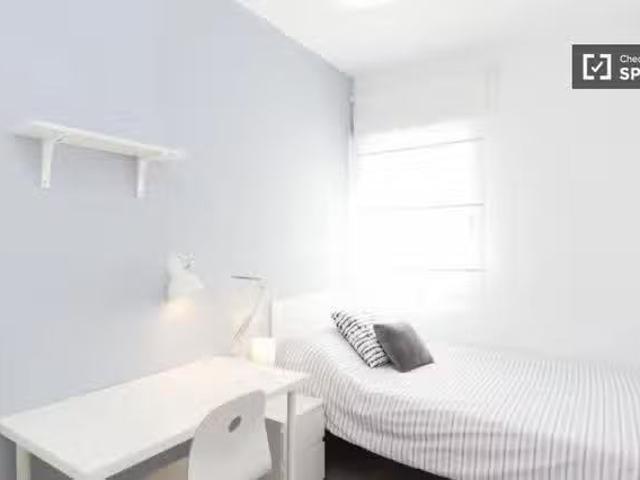 Acogedor Habitación en apartamento de 4 habitaciones en Campam.