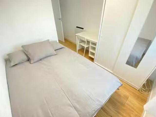 Único Habitación en Avenida de la Albufera, Numancia
