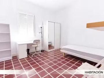 Único Habitación en Avenida Reina Mercedes, Sector Sur