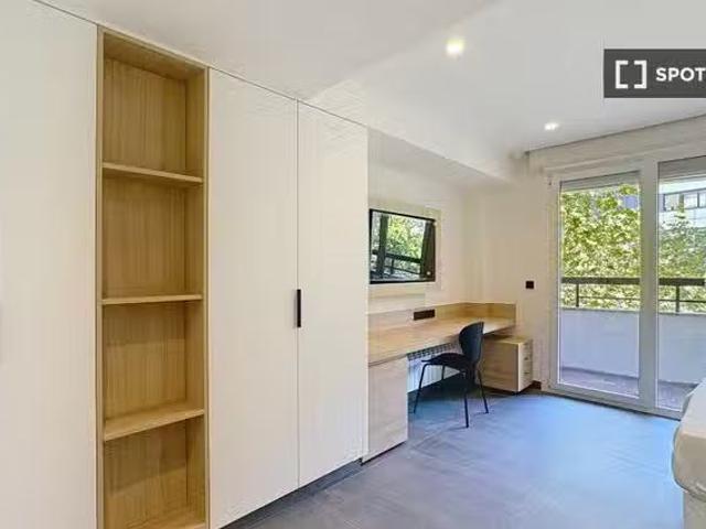 Único Habitación en piso de 6 habitaciones en alquiler en Alme.
