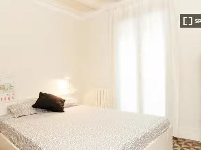 ¡Oferta! Habitación equipada en el apartamento de 5 dormitorio.