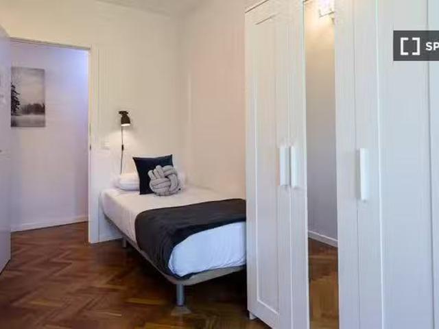 Acogedor Habitación fresca en alquiler en piso de 10 habitacio.