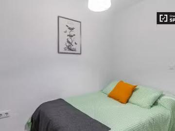 ¡Oferta! Habitación ordenada en apartamento de 3 dormitorios e.