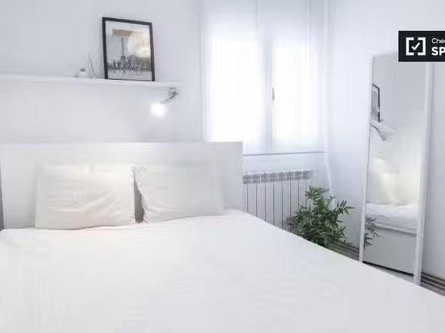 Bonito Habitación luminosa en apartamento de 2 dormitorios en.
