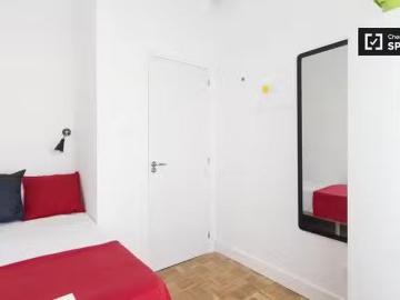Acogedor Habitación luminosa en apartamento de 7 dormitorios.