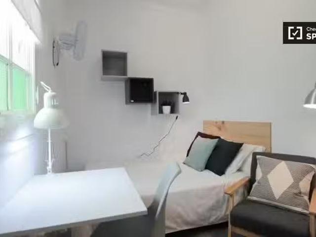 ¡Recién llegado! Habitación moderna en un apartamento de 5 dor.