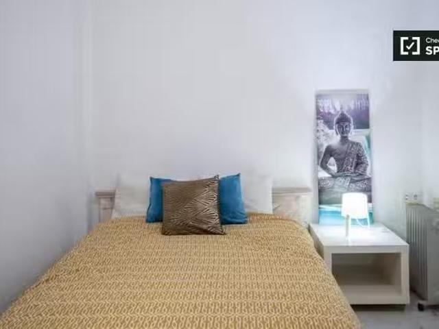 ¡Oferta! Habitaciones en apartamento de 5 dormitorios en Extra.