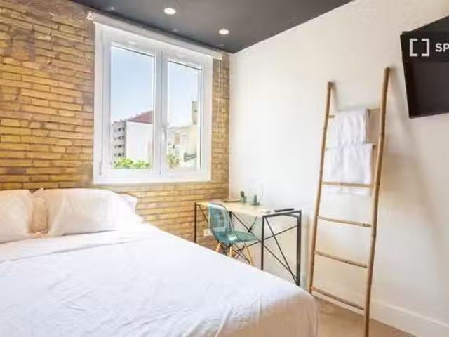 Bonito Habitaciones en piso de 5 dormitorios en Valencia