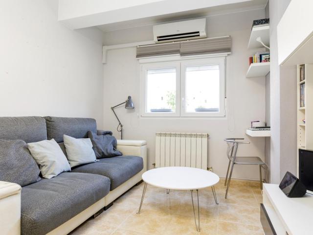 Encantador piso de 42 m2 útiles con gran terraza y excelente distribución junto a Plaza Reina Sofía
