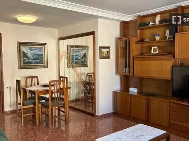 Barato Piso en alquiler de 4 habitaciones en Natzaret, Valencia