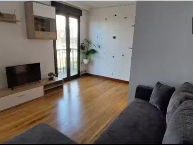 ¡En alquiler! Se alquila apartamento de 3 habitaciones en Cama.