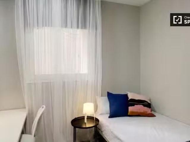 Nuevo Se alquila habitación de 5 dormitorios Rios Rosas / Cuat.