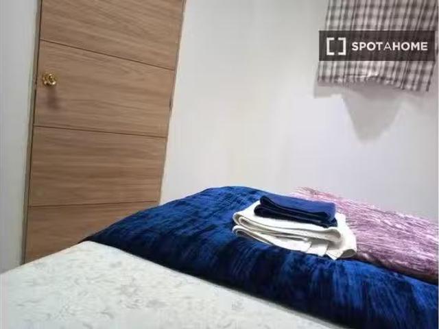 ¡Renta! Se alquila habitación en apartamento de 4 dormitorios.