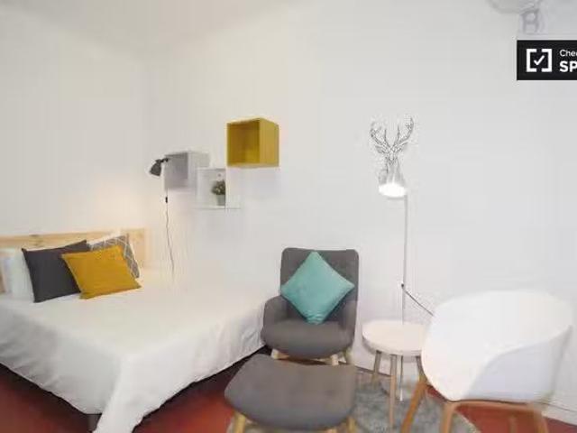 Nuevo Se alquila habitación en apartamento de 4 dormitorios en.