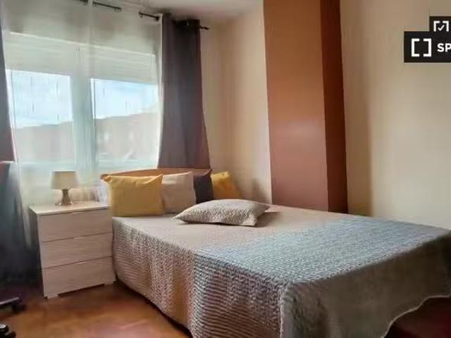 Barato Se alquila habitación en apartamento de 5 dormitorios e.