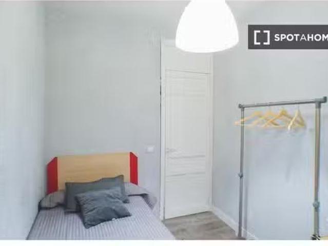 ¡Recién llegado! Se alquila habitación en apartamento de 5 dor.