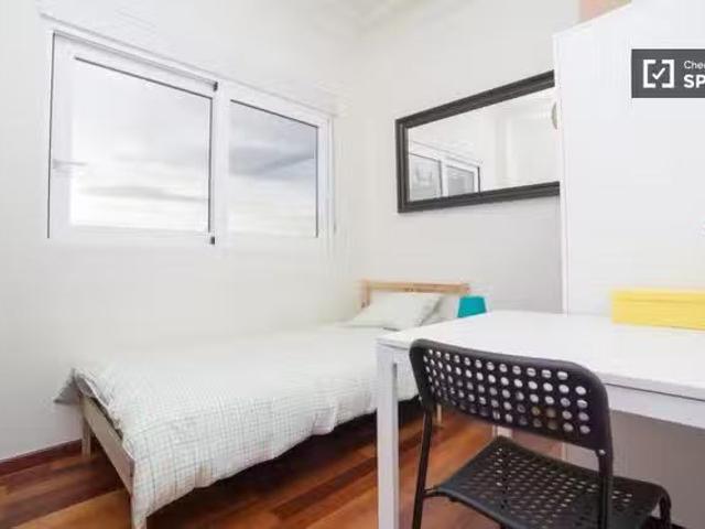 Acogedor Se alquila habitación en apartamento de 5 dormitorios.