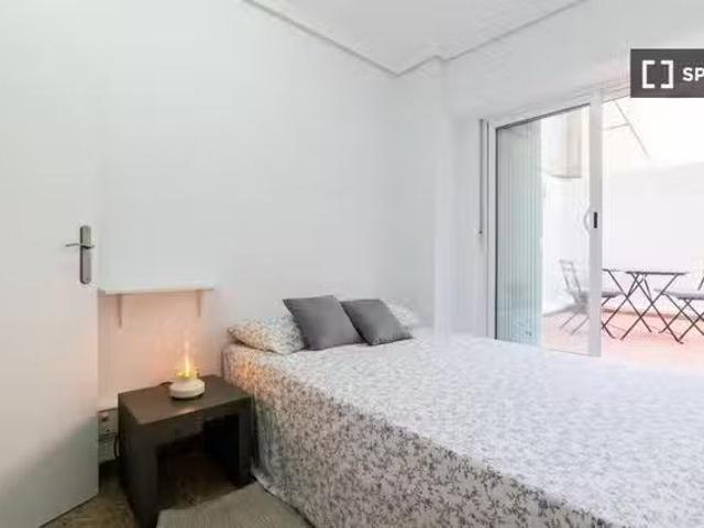 ¡Oferta! Se alquila habitación en apartamento de 5 dormitorios.