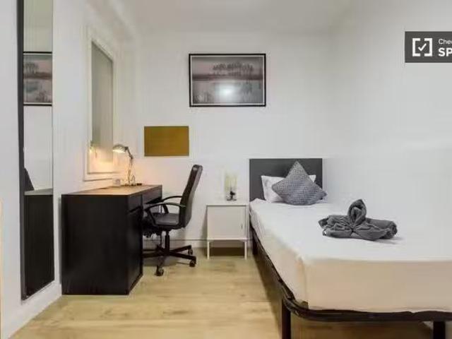 ¡En alquiler! Se alquila habitación en apartamento de 5 dormit.