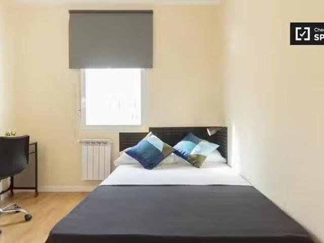 ¡Renta! Se alquila habitación en apartamento de 6 dormitorios.