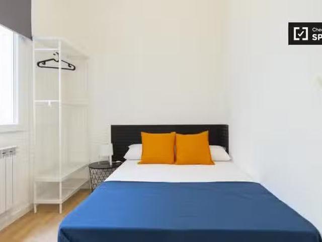Acogedor Se alquila habitación en apartamento de 6 dormitorios.