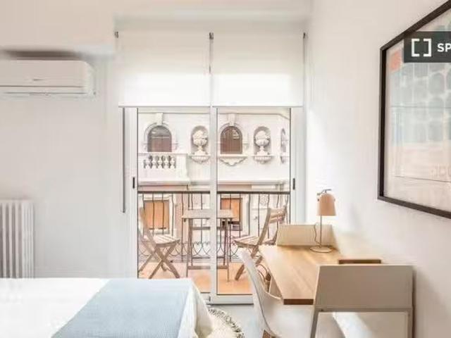 ¡Oferta! Se alquila habitación en apartamento de 7 dormitorios.