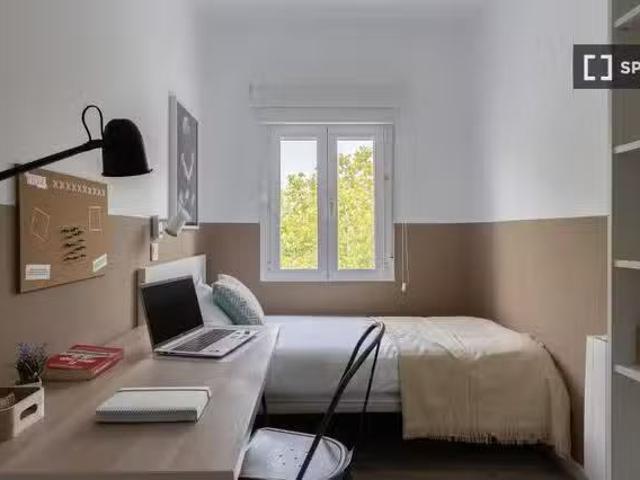 ¡Oferta! Se alquila habitación en apartamento de 2 dormitorios.