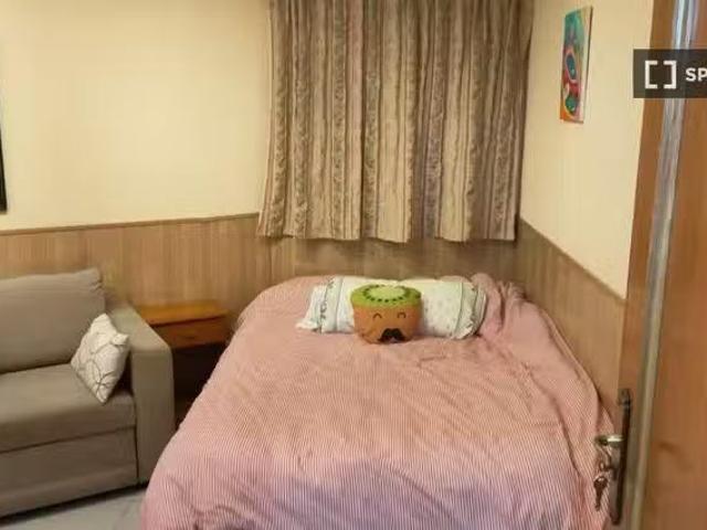 ¡Oferta! Se alquila habitación en apartamento de 2 dormitorios.