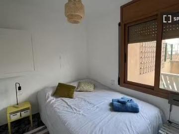Acogedor Se alquila habitación en apartamento de 3 dormitorios.