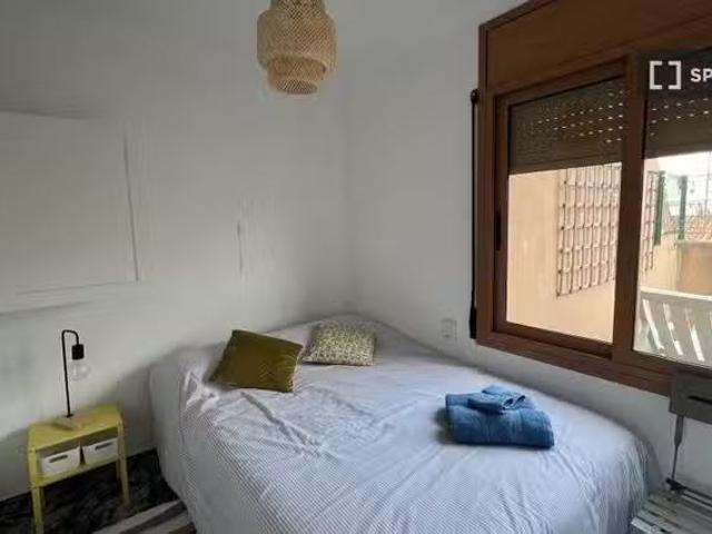 Bonito Se alquila habitación en apartamento de 3 dormitorios e.