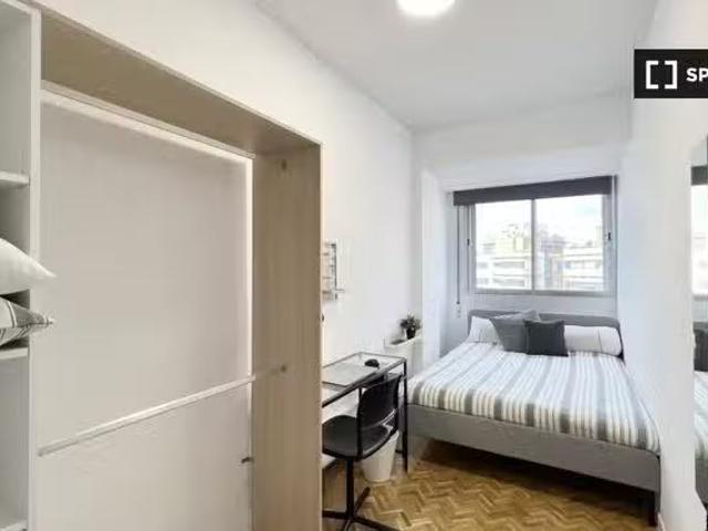 Encantador Se alquila habitación en Cuatro Caminos, Madrid