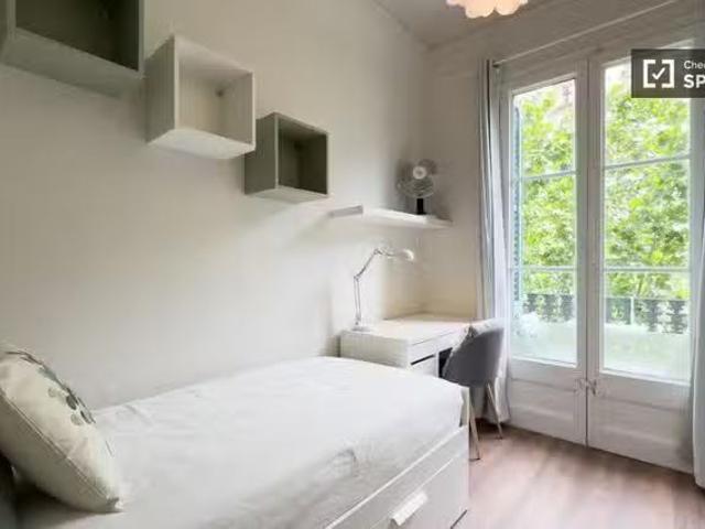 Bonito Se alquila habitación en el apartamento de 6 dormitorio.